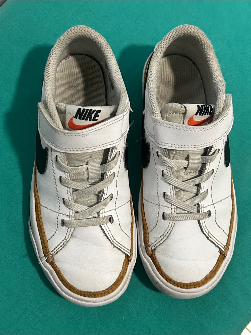 Nike Court Legacy -Tennis style shoe- SZ: 1Y